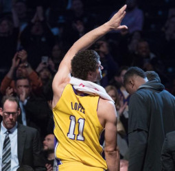 Los Hornets dan la sorpresa, Celtics gana sin Irving y Lopez atiza a los Nets