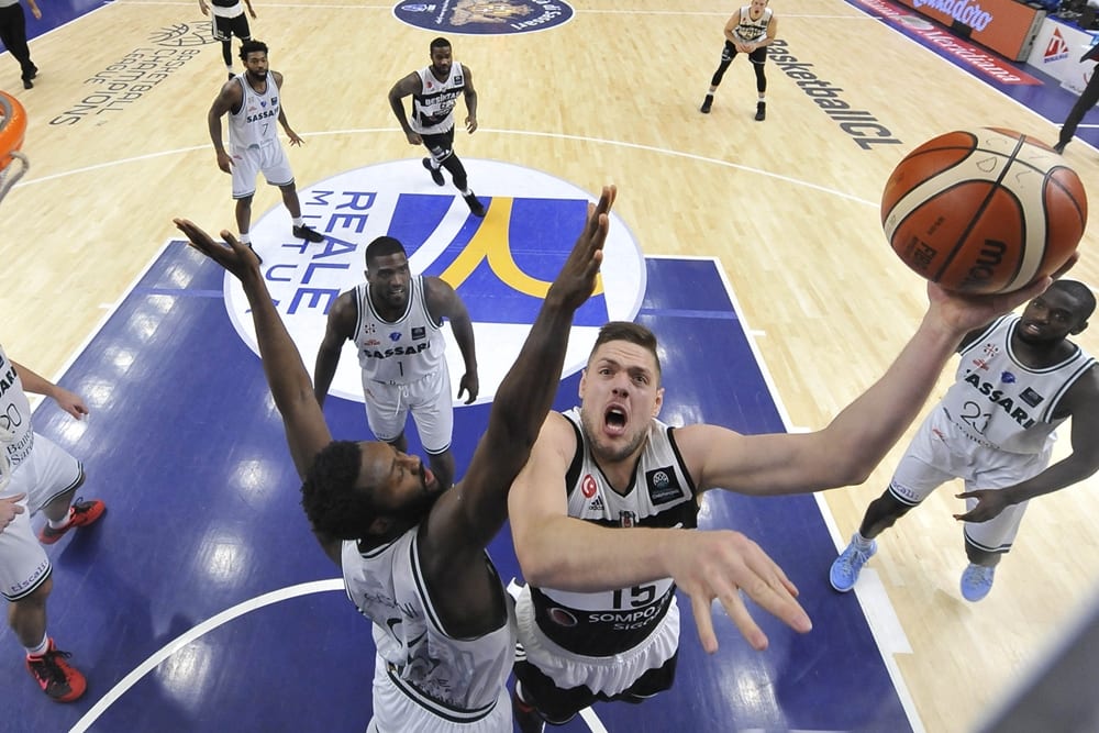 Maccabi y Anadolu Efes pugnan por Vladimir Stimac