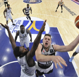 Maccabi y Anadolu Efes pugnan por Vladimir Stimac