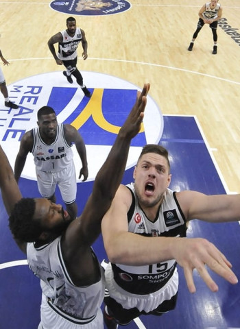 Maccabi y Anadolu Efes pugnan por Vladimir Stimac