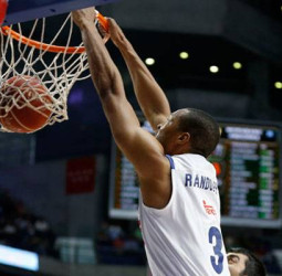 Gran estreno del Real Madrid en el playoff (107-76)