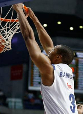 Gran estreno del Real Madrid en el playoff (107-76)