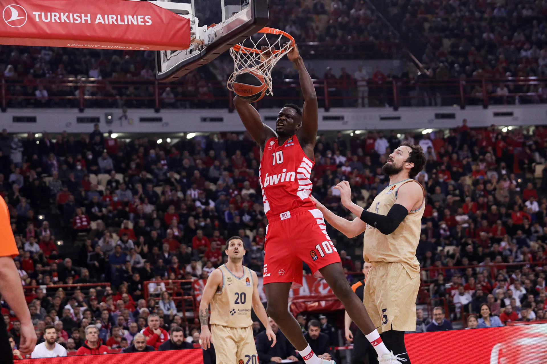 La racha en la Euroliga acaba en el Pireo para el Barcelona (77-70)