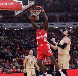 La racha en la Euroliga acaba en el Pireo para el Barcelona (77-70)