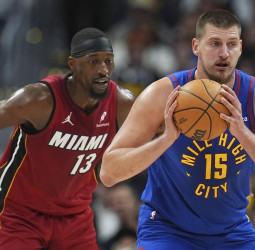 Denver se apoya en Jokic para seguir ganando, 122-135