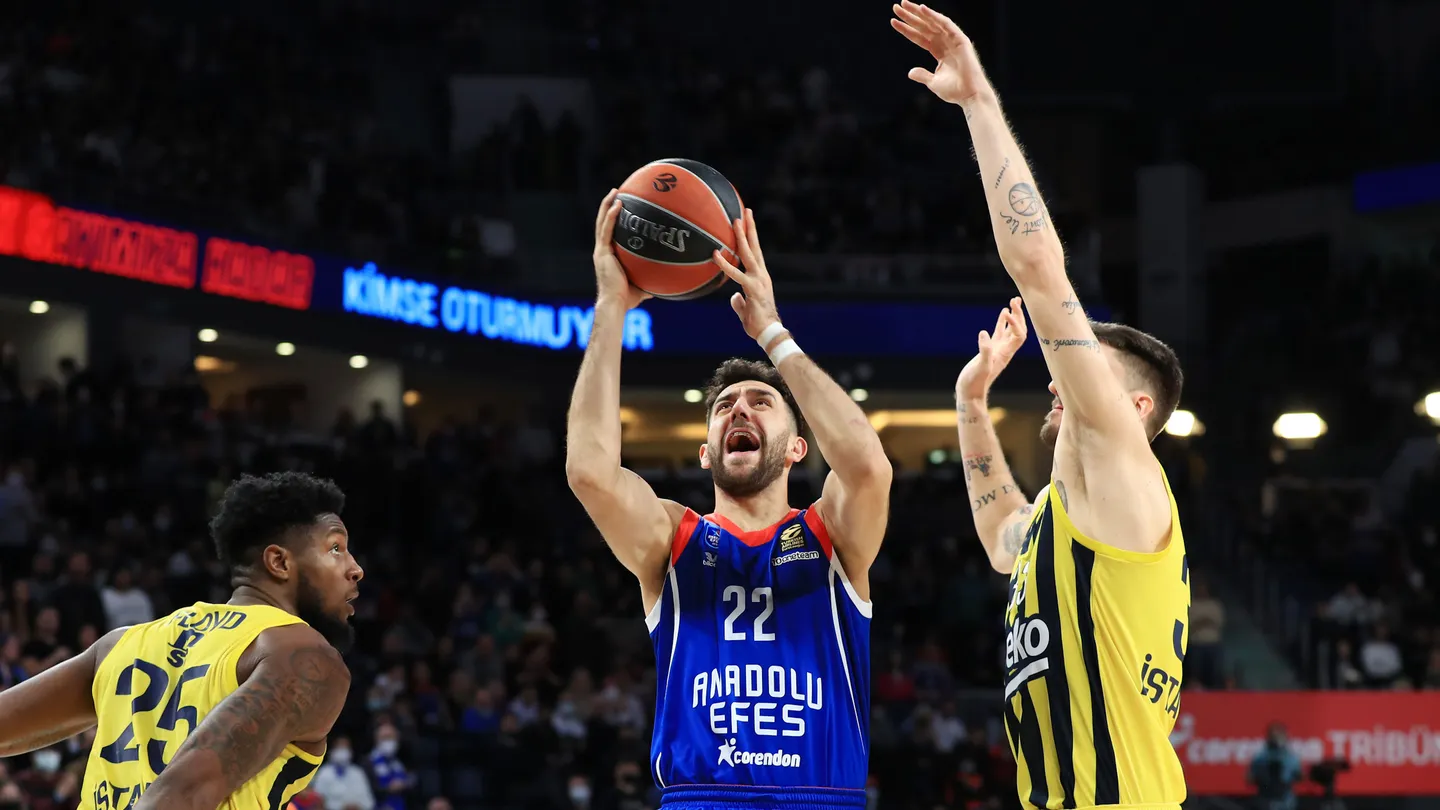 El Efes frena al Fenerbahce en el derbi (84-79)