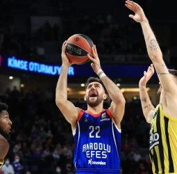 El Efes frena al Fenerbahce en el derbi (84-79)