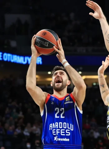 El Efes frena al Fenerbahce en el derbi (84-79)