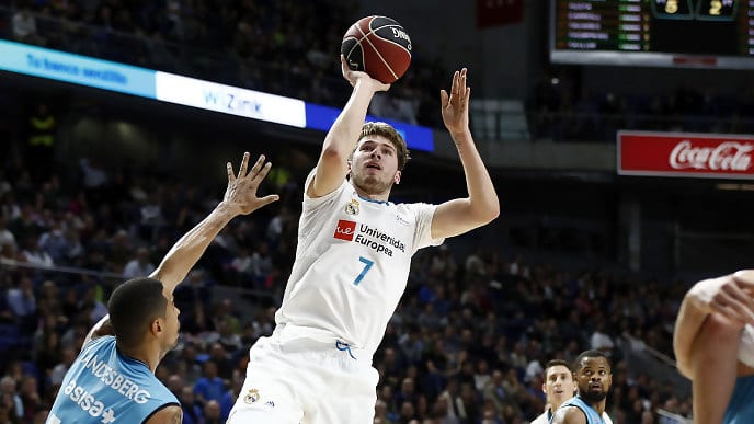 El Real Madrid regala una victoria a su afición para acabar 2017 (96-89)