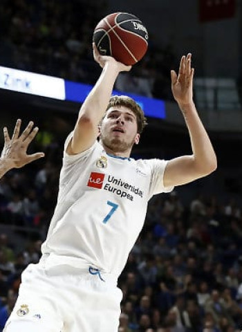 El Real Madrid regala una victoria a su afición para acabar 2017 (96-89)