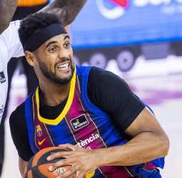 Un sensacional último cuarto azulgrana derrota a un impotente Unicaja (79-55)
