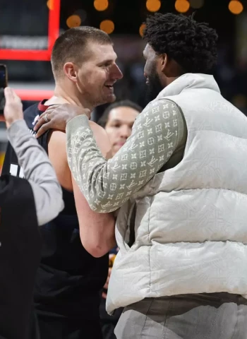Nos quedamos sin duelo Jokic vs Embiid en la victoria de los Nuggets