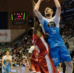 El Monbus Obradoiro se lleva algo más que un partido ante el UCAM Murcia (91-79)