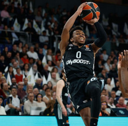 Paris es equipo de playoff tras ganar al Real Madrid, 73-81