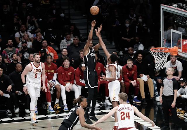 Irving y Durant colocan a los Nets en los playoffs (108-115)