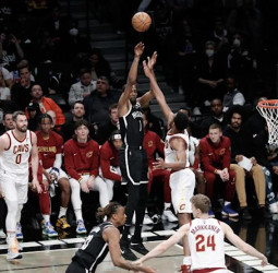 Irving y Durant colocan a los Nets en los playoffs (108-115)