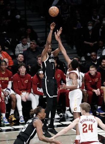 Irving y Durant colocan a los Nets en los playoffs (108-115)