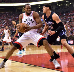 Leonard lidera a los Raptors para igualar la serie con contundencia (82-111) [1-1]