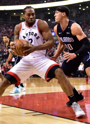 Leonard lidera a los Raptors para igualar la serie con contundencia (82-111) [1-1]