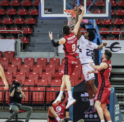 El Casademont Zaragoza se impone al Obradoiro y sigue su progresión (83-70)