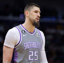 Los Lakers refuerzan su pintura con Alex Len