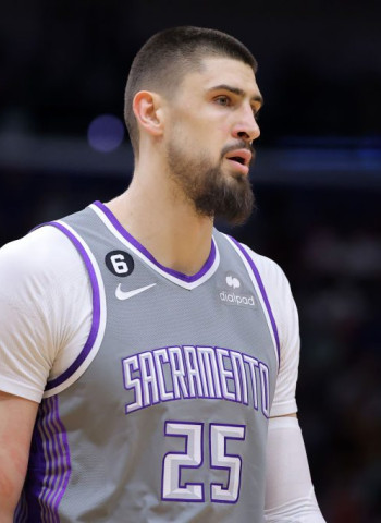Los Lakers refuerzan su pintura con Alex Len