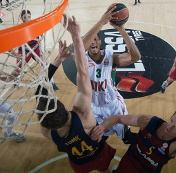 El Lokomotiv lleva la serie al quinto encuentro. Randolph, providencial (80-92)