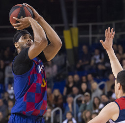 Brandon Davies castiga al Baxi Manresa y afianza al Barça como líder (86-74)