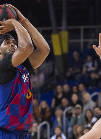 Brandon Davies castiga al Baxi Manresa y afianza al Barça como líder (86-74)