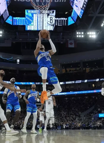Lillard continúa en modo líder y Antetokounmpo vuelve a las canchas
