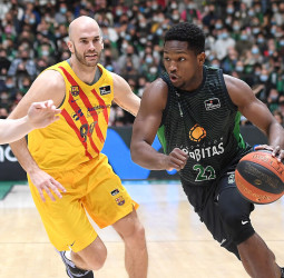 Una primera mitad perfecta le permite ganar al Joventut ante el Barcelona (83-72)
