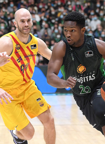 Una primera mitad perfecta le permite ganar al Joventut ante el Barcelona (83-72)