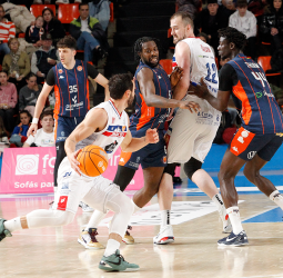 El Monbus Obradoiro consigue el factor cancha sobre la bocina, 100-102