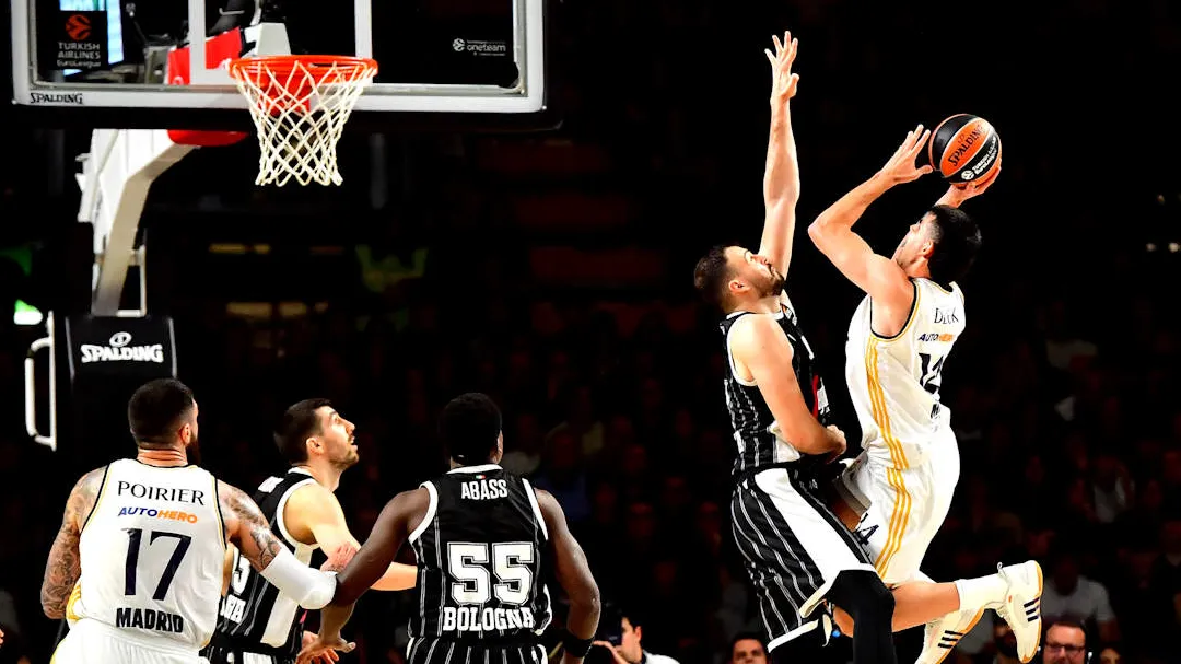 El Real Madrid corta su mala racha de resultados en Bolonia, 74-89