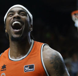 Valencia Basket vence al Barcelona en un partido de alto voltaje (71-68)