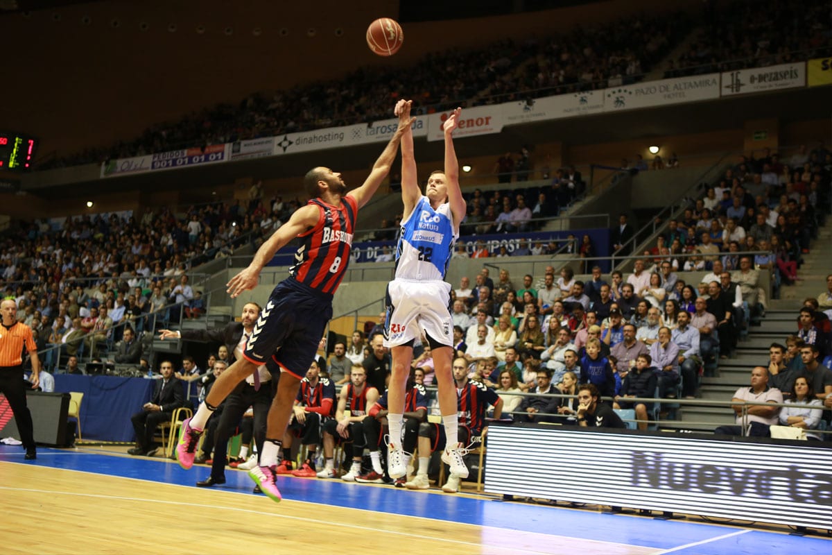 El Rio Natura Monbus Obradoiro y Eimantas Bendzius renuevan su contrato por una temporada