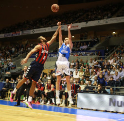 El Rio Natura Monbus Obradoiro y Eimantas Bendzius renuevan su contrato por una temporada