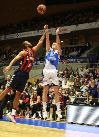 El Rio Natura Monbus Obradoiro y Eimantas Bendzius renuevan su contrato por una temporada