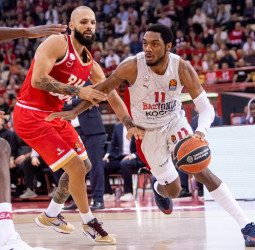 El Olympiacos se impone al Baskonia pese a la ausencia de Vezenkov, 92-69