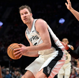Jakob Poeltl regresa a los Toronto Raptors