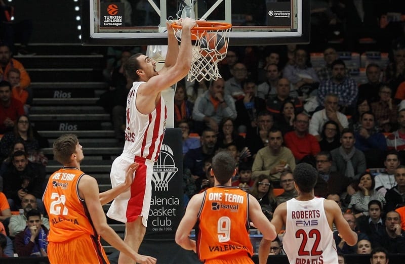 Olympiacos impone su defensa en la Fonteta (64-72)