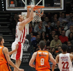 Olympiacos impone su defensa en la Fonteta (64-72)