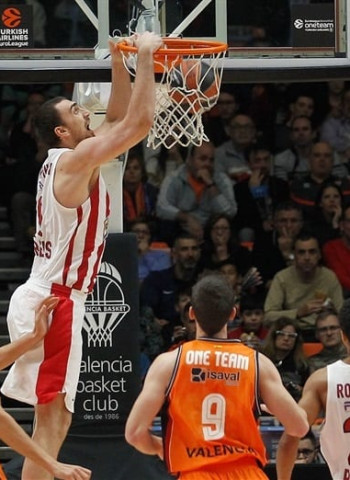 Olympiacos impone su defensa en la Fonteta (64-72)