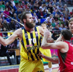 El Fenerbahce se lleva la batalla por el liderato (52-55)