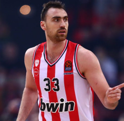 Olympiacos negocia la renovación de Nikola Milutinov