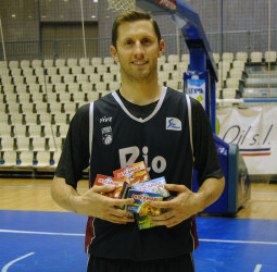 Pescamar donará al Banco de Alimentos de Pontevedra 9 kilos de conservas gracias a las asistencias de Mickey McConnell