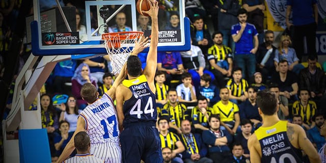 Fenerbahce y Anadolu Efes suman una victoria más a base de sufrimiento