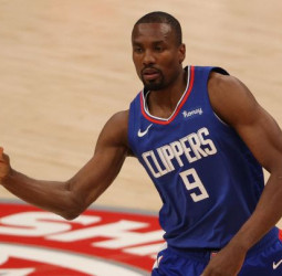 Serge Ibaka continuará en los Angeles Clippers