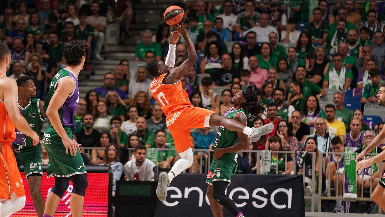 El Valencia Basket impone su ley física en el Carpena (76-82)