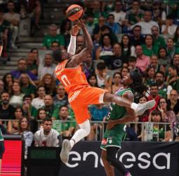 El Valencia Basket impone su ley física en el Carpena (76-82)